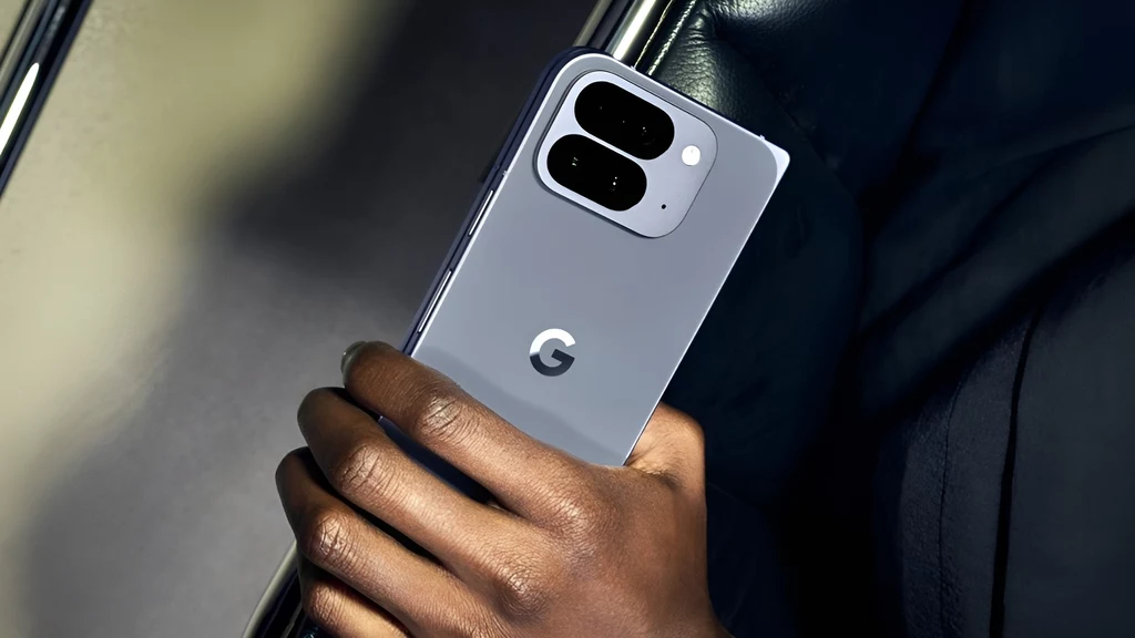 Składany smartfon Google Pixel 10 Pro Fold. Nowoczesny smartfon Google Pixel trzymany w dłoni osoby o ciemnej karnacji, telefon ma jasną obudowę i podwójny aparat z wyraźnym logo producenta.