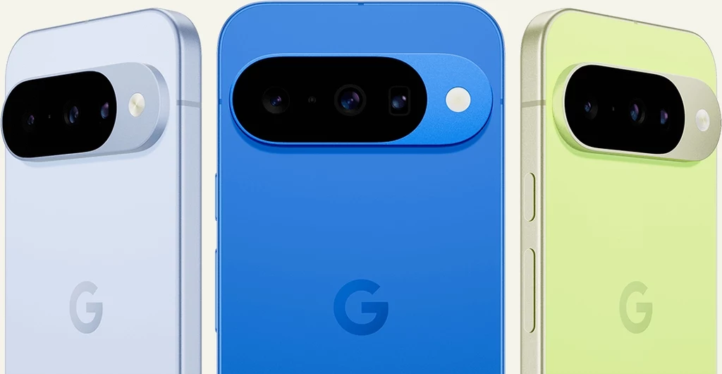 Najtańszy Google Pixel 10 dostał dodatkowy aparat. Trzy smartfony Google Pixel w różnych kolorach, prezentowane tyłem z widocznym aparatem fotograficznym i charakterystycznym logotypem G.