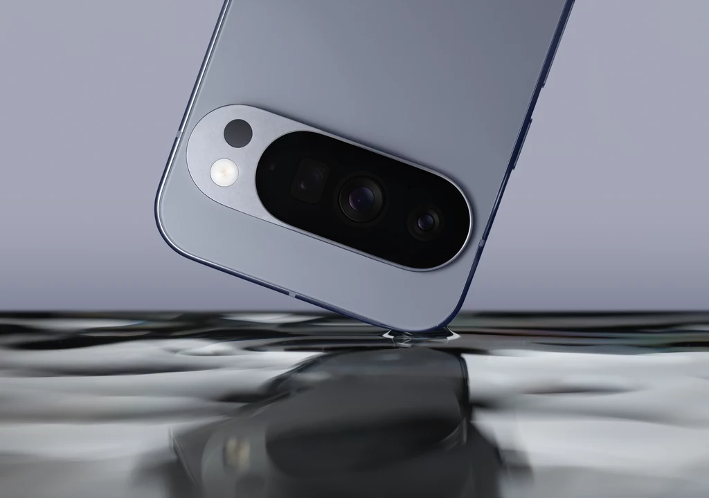 Smartfon Google Pixel 10 Pro XL. Nowoczesny smartfon w kolorze srebrnym z podwójnym aparatem, dotykający powierzchni wody, podkreślający wodoodporność urządzenia.