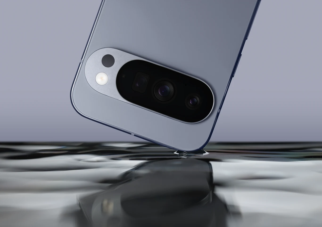 Nowoczesny smartfon w kolorze srebrnym z podwójnym aparatem, dotykający powierzchni wody, podkreślający wodoodporność urządzenia.