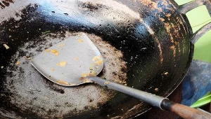 Gdzie wyrzucić starą patelnię? To pytanie zadaje ponad 700 osób miesięcznie