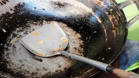 Na pewno wiesz, gdzie wyrzucić zużytą patelnię? Polacy często się nad tym zastanawiają