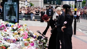 Sharon Osbourne razem z dziećmi podczas publicznego pożegnania Ozzy'ego Osbourne'a w Birmingham