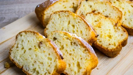 Ciasto cytrynowe wychodzi wilgotne dzięki dodatkowi cukinii