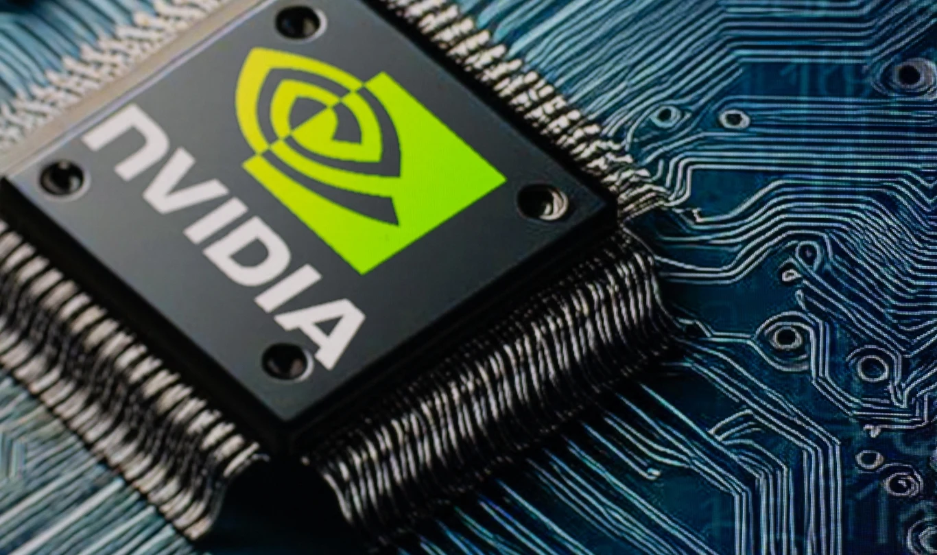 NVIDIA Procesor graficzny z charakterystycznym zielonym logo NVIDIA osadzony na płytce drukowanej, z widocznymi ścieżkami układu elektronicznego tworzącymi skomplikowany wzór.