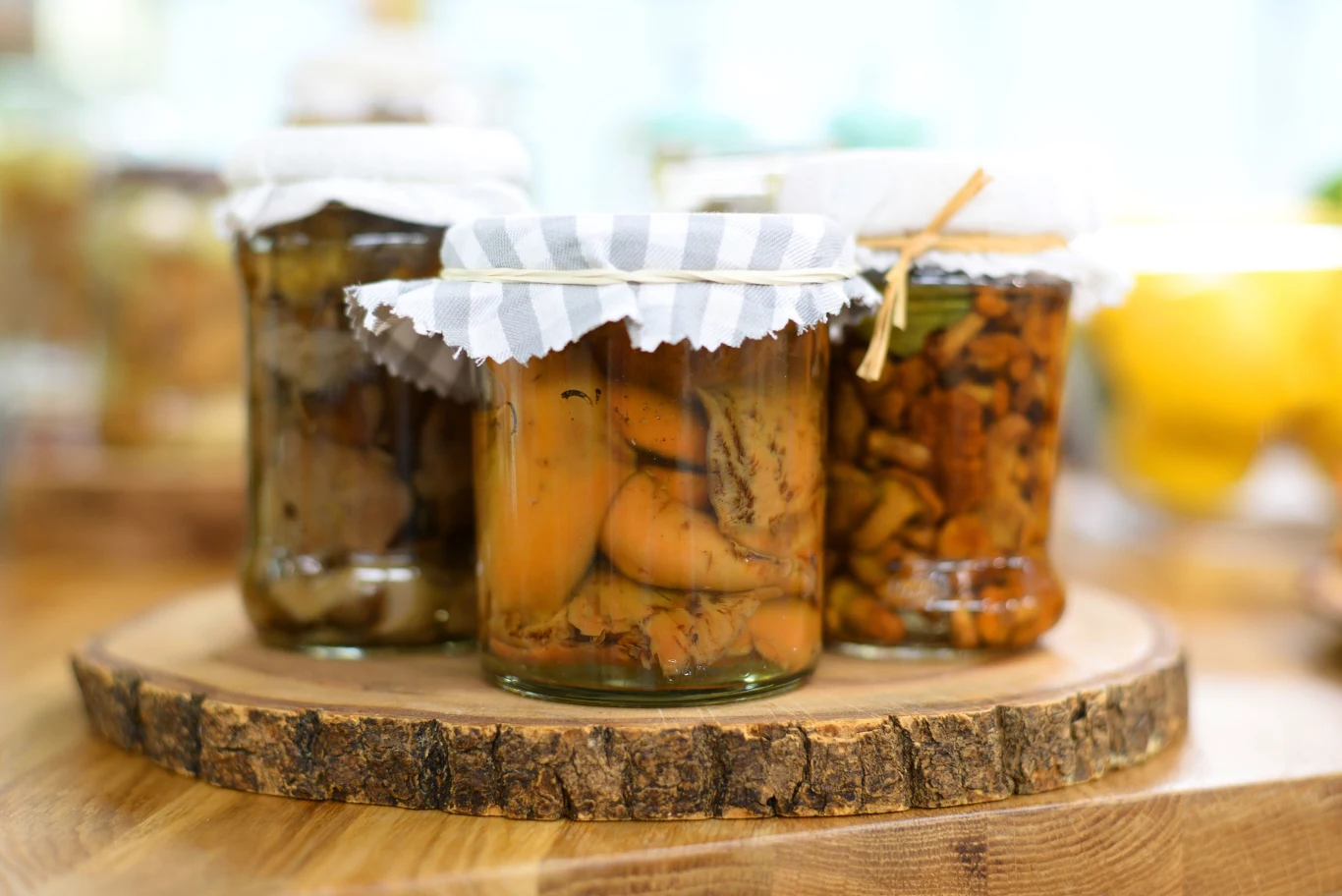 Grzyby można zamarynować nie tylko w occie. Sprawdzi się do tego również i oliwa. Jak przygotować marynowane grzyby niczym z Włoch?