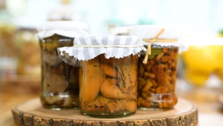 Grzyby można zamarynować nie tylko w occie. Sprawdzi się do tego również i oliwa. Jak przygotować marynowane grzyby niczym z Włoch?