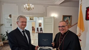 Andriejew żegnany z honorami. Wysłannik papieża wręczył mu talerz