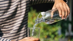 Uwaga na popularną wodę mineralną. Może zawierać kawałki szkła