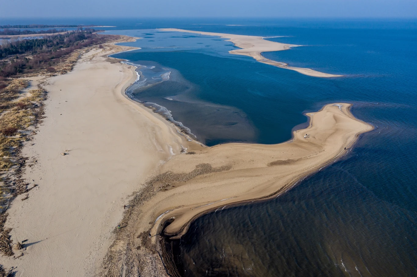 Cypel Mikoszewski powstał na skutek naturalnych procesów akumulacji piasku nanoszonego przez działalność prądów morskich i sztormów.