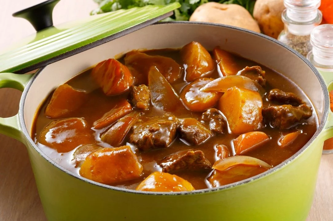 Co jest sekretem pysznego gulaszu? Na pewno nie mąka - tak uważa Robert Makłowicz. Co jest sekretem pysznego gulaszu? Na pewno nie mąka - tak uważa Robert Makłowicz.