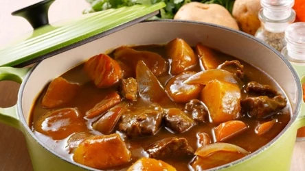 Co jest sekretem pysznego gulaszu? Na pewno nie mąka - tak uważa Robert Makłowicz.