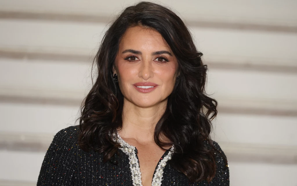 Penelope Cruz na pokazie Chanel w lipcu 2025 roku. Trudno uwierzyć, że ma 51 lat