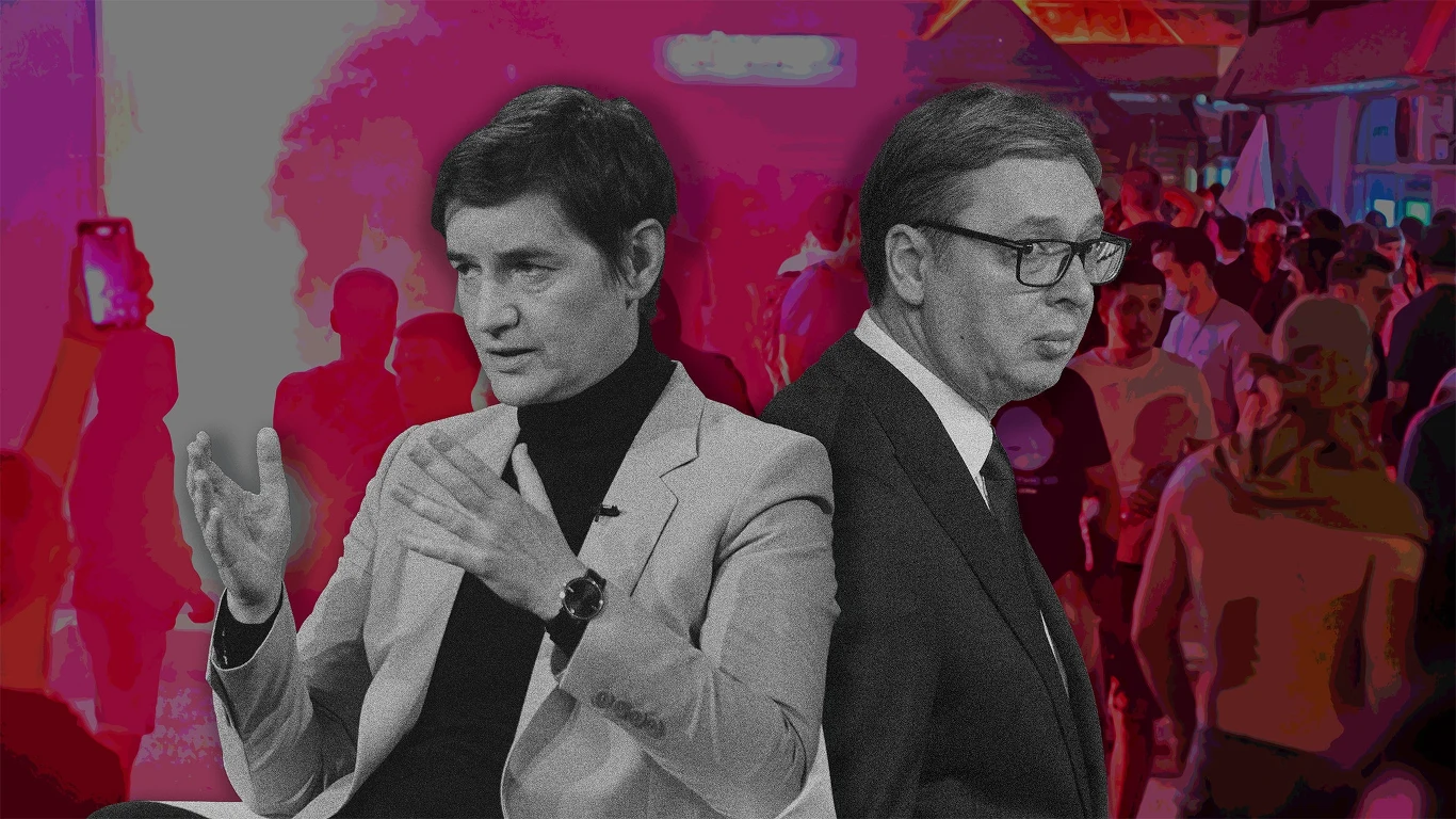 Serbia w obliczu narastających protestów Dwójka osób w formalnych strojach siedzi tyłem do siebie na pierwszym planie, w tle tłum ludzi na kolorowym, rozmytym tle z przewagą barwy różowej.