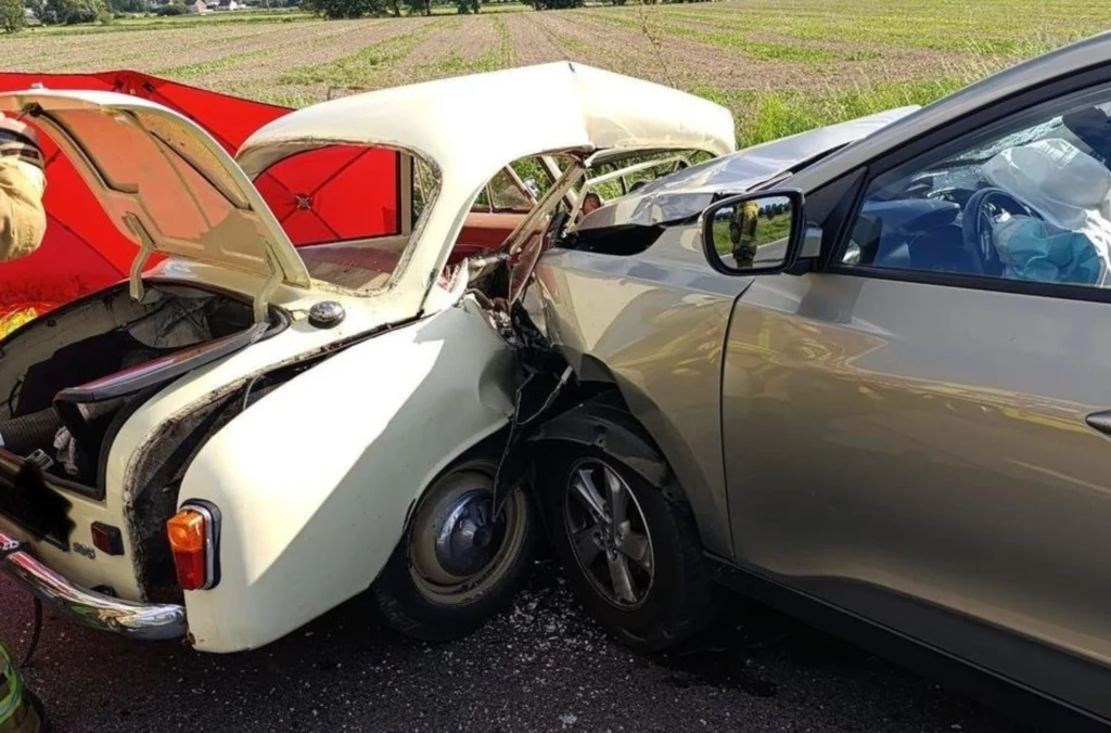 Tragiczny wypadek na DK42. Kierowca i pasażer w Syrenie nie mieli szans.