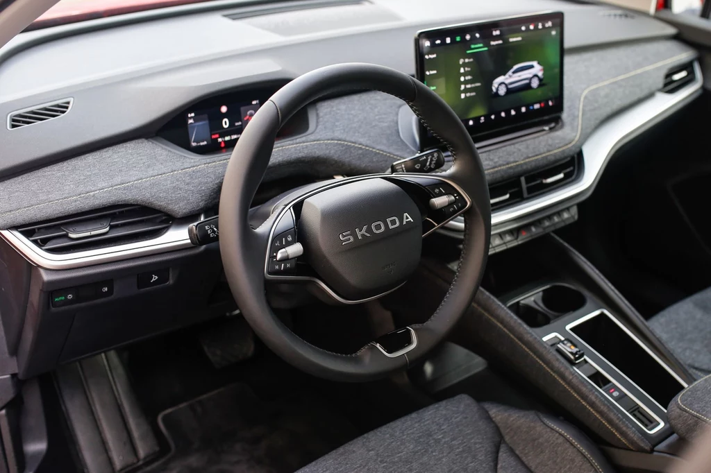 Skoda Elroq wyposażona jest w 5,3-calowy ekan wskaźników i 13-calowy wyświetlacz multimediów. Kokpit nowoczesnego samochodu marki Skoda z centralnym ekranem dotykowym, cyfrowym zestawem wskaźników za kierownicą oraz eleganckim wykończeniem materiałowym na desce rozdzielczej.