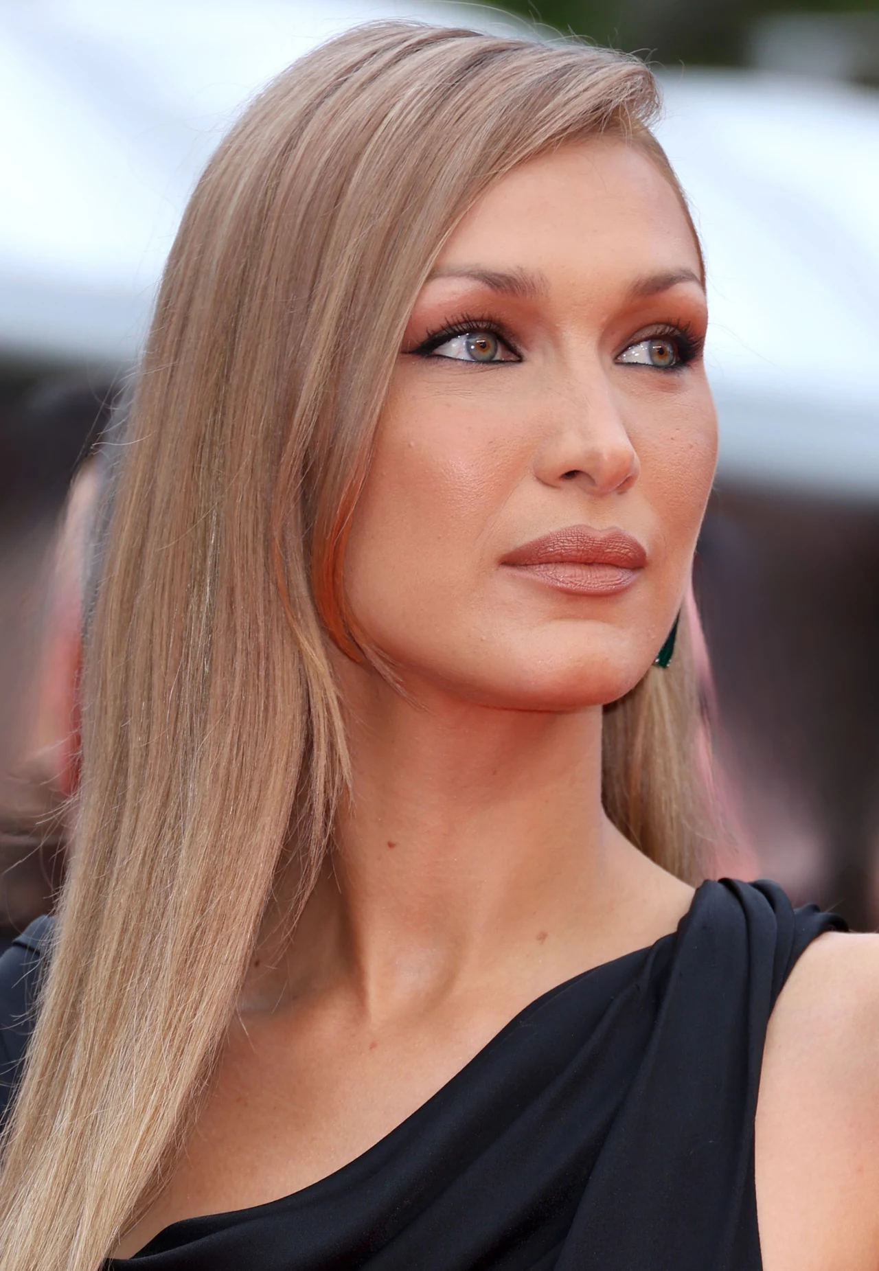 Bella Hadid zachwyca w brązowych ustach podkreślonych ciemną konturówką 