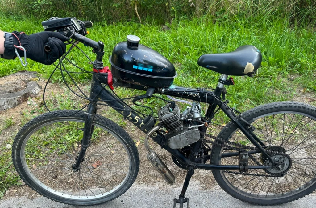 Kierowca nie posiadał wymaganych uprawnień – w tym przypadku prawa jazdy kategorii AM, które jest konieczne do prowadzenia motorowerów. Kierowca nie posiadał wymaganych uprawnień – w tym przypadku prawa jazdy kategorii AM, które jest konieczne do prowadzenia motorowerów.