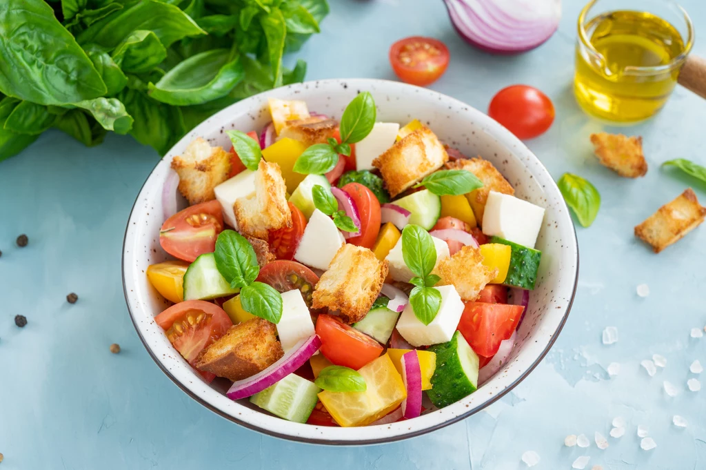 Uwielbiasz włoską kuchnię? Panzanella jest pyszna i prosta w przygotowaniu Uwielbiasz włoską kuchnię? Panzanella jest pyszna i prosta w przygotowaniu