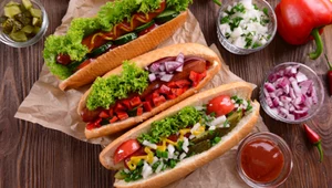 Hit internetu: ekspresowe hot dogi z patelni w dwóch odsłonach. Idealne na szybki obiad lub kolację
