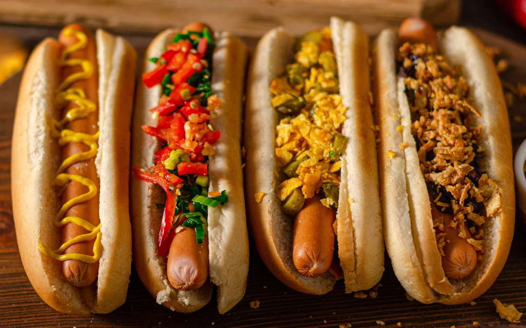 Takich hot dogów jeszcze nie jadłeś. Zrobisz je w 7 minut na patelni