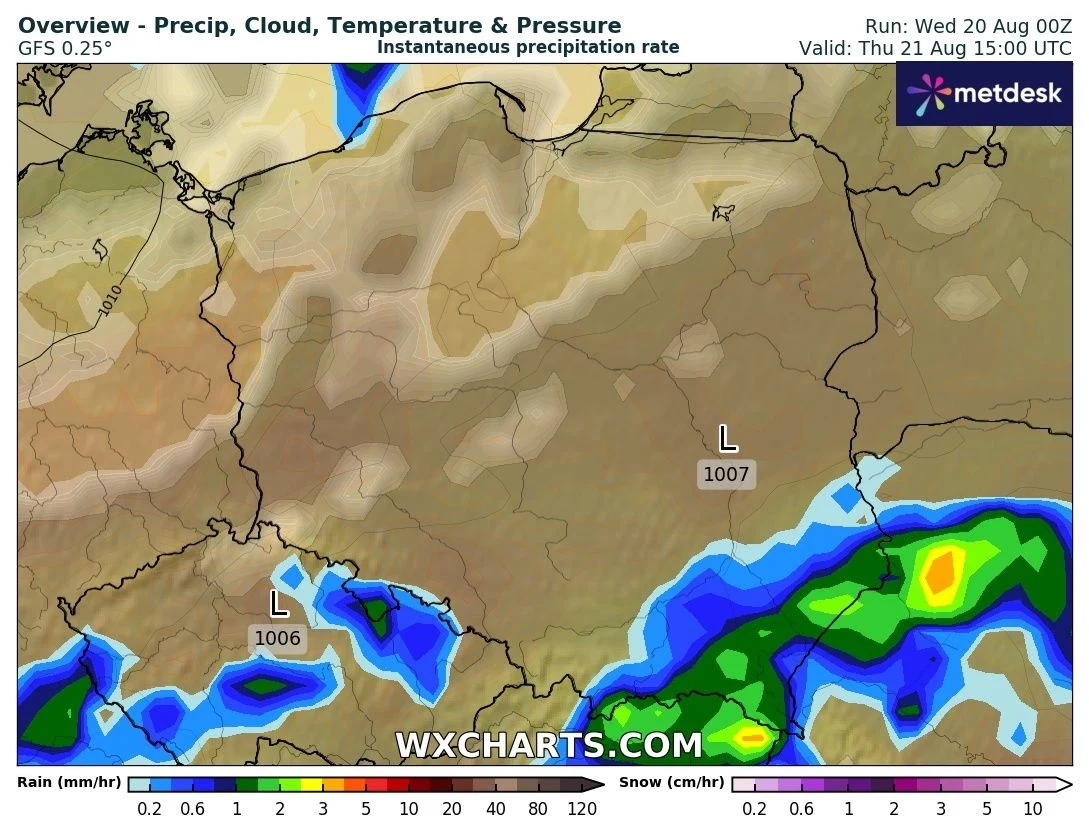 Mapa pogody Europy Środkowej z prognozą opadów deszczu, zachmurzenia oraz ciśnienia atmosferycznego, z wyraźnie oznaczonymi strefami intensywnych opadów na południu Polski i w krajach sąsiadujących oraz wartościami ciśnienia atmosferycznego.