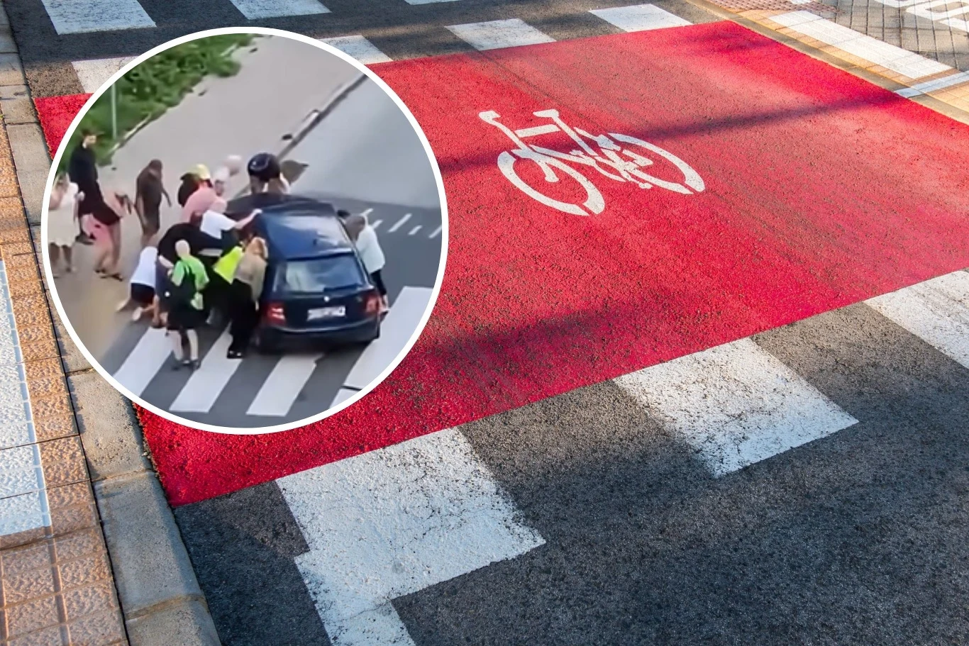 80-latka potrąciła rowerzystkę, która znalazła się pod kołami samochodu Grupa osób wspólnie przesuwa samochód osobowy, który znalazł się na pasach rowerowych oznaczonych czerwonym oznaczeniem oraz symbolem roweru. Akcja odbywa się na przejściu dla pieszych.