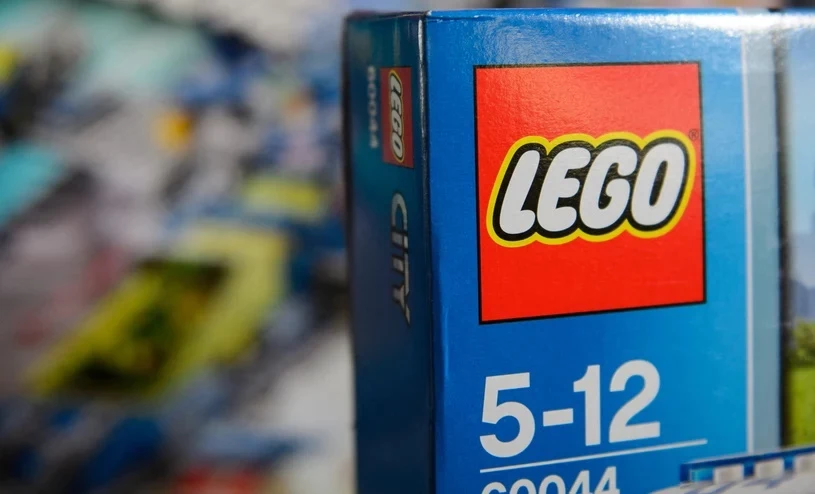 Brickcraft z pewnością podbiłby serca milionów fanów LEGO na całym świecie Pudełko klocków LEGO z oznaczeniem serii City, logo producenta oraz przedział wiekowy 5-12 lat, dominują niebieskie i żółte kolory, tło rozmyte.