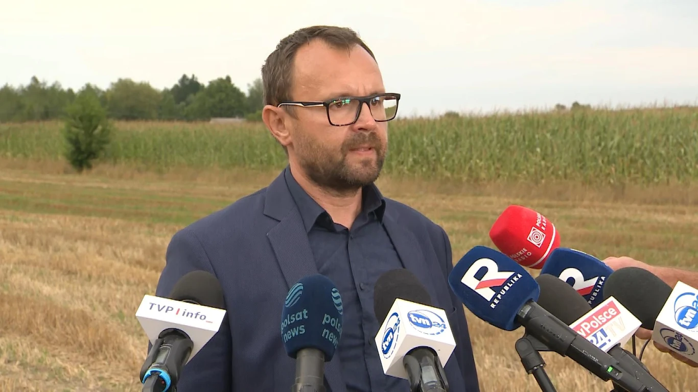 Prok. Grzegorz Trusiewicz poinformował, że dron, który spadł w Osinach miał na sobie napisy prawdopodobnie w języku koreańskim Mężczyzna w okularach i granatowej marynarce udziela wywiadu na tle polnego krajobrazu, wokół niego ustawione kilka mikrofonów różnych stacji telewizyjnych.