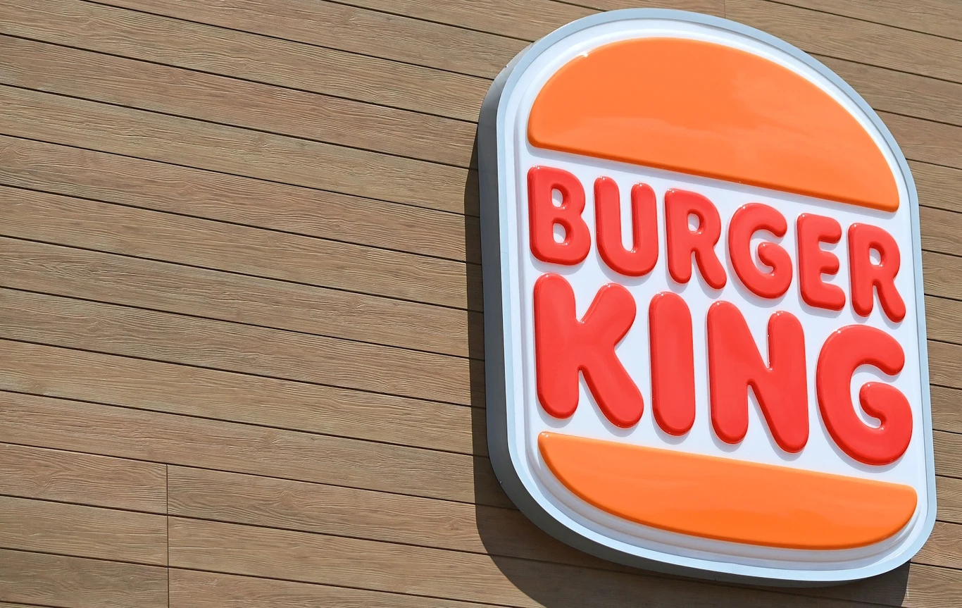 Nowa oferta sieci Burger King z pewnością przyciagnie fanów serii "Naruto" Logo Burger King na jasnobrązowej elewacji z drewnopodobnych paneli, czerwono-pomarańczowy napis na białym tle w kształcie stylizowanej bułki.