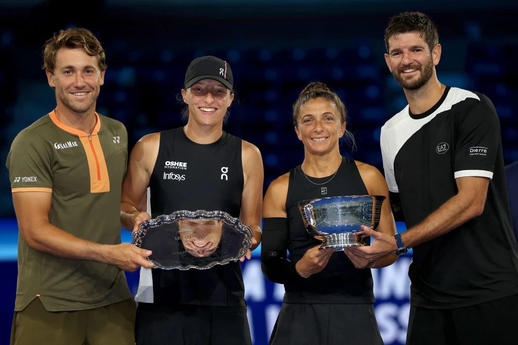 Sara Errani i Andrea Vavassori wygrali US Open. W finale pokonali Igę Świątek i Caspera Ruuda Czwórka sportowców ubrana w stroje sportowe, stojących razem i prezentujących trofea, dwie osoby trzymają szklane talerze, dwie kolejne trzymają srebrny puchar, całość w hali sportowej na tle rozmytej widowni.