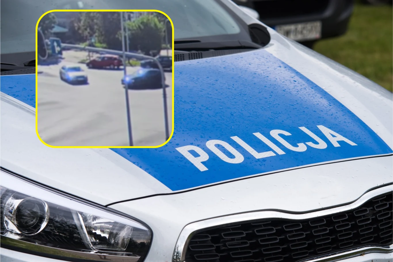 32-latek szalał na drogach Zielonej Góry. Policjanci zatrzymali go, gdy kąpał się w miejskiej fontannie. Maska radiowozu policyjnego z wyraźnym napisem 'Policja', na której umieszczono powiększone fragmenty przedstawiające ruch uliczny z udziałem kilku pojazdów.