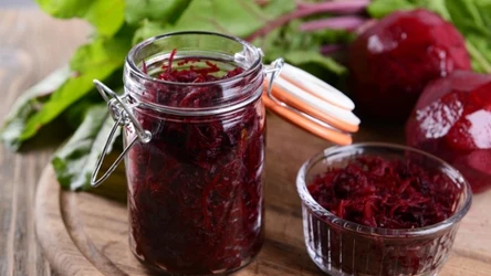 Siostra Anastazja robi najlepsze buraczki do słoików. 