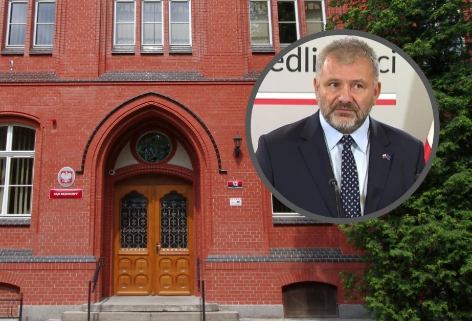 Sędzia Żurek reaguje na incydent z udziałem sędziego z Lubania Ceglana fasada budynku sądu z dużymi drewnianymi drzwiami ozdobionymi metalowymi kratami oraz emblematem z godłem Polski, dodatkowo w okrągłej ramce widoczny mężczyzna w garniturze i z krótką brodą występujący w oficjalnym charakterze.