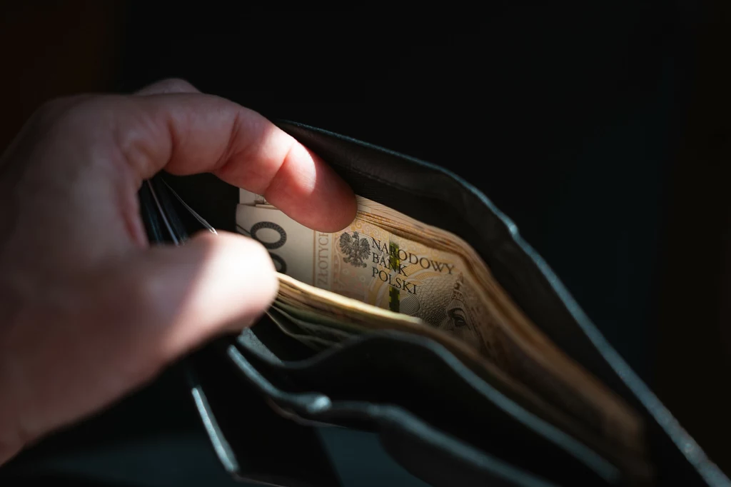 Od 1 stycznia 2026 r. najniższa krajowa wzrośnie o 140 zł brutto do 4806 zł brutto.