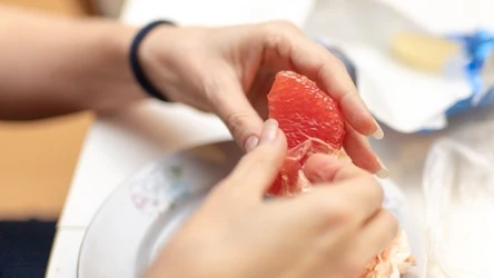 Grejpfrut to nie tylko pożywne śniadanie. Można z niego zrobić domowe środki czyszczące.