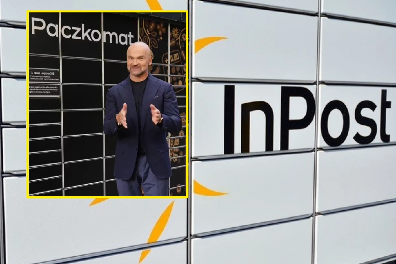 Nowa funkcja dla kierowców w aplikacji InPost. / Fot. X - Rafał Brzoska Mężczyzna w garniturze gestykulujący przed paczkomatem firmy InPost, na tle ściany z dużym logo firmy i charakterystycznymi żółtymi elementami graficznymi.