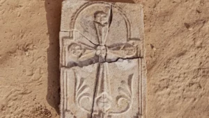 1400-letni krzyż odkryty w ZEA. Chrześcijaństwo na Półwyspie Arabskim