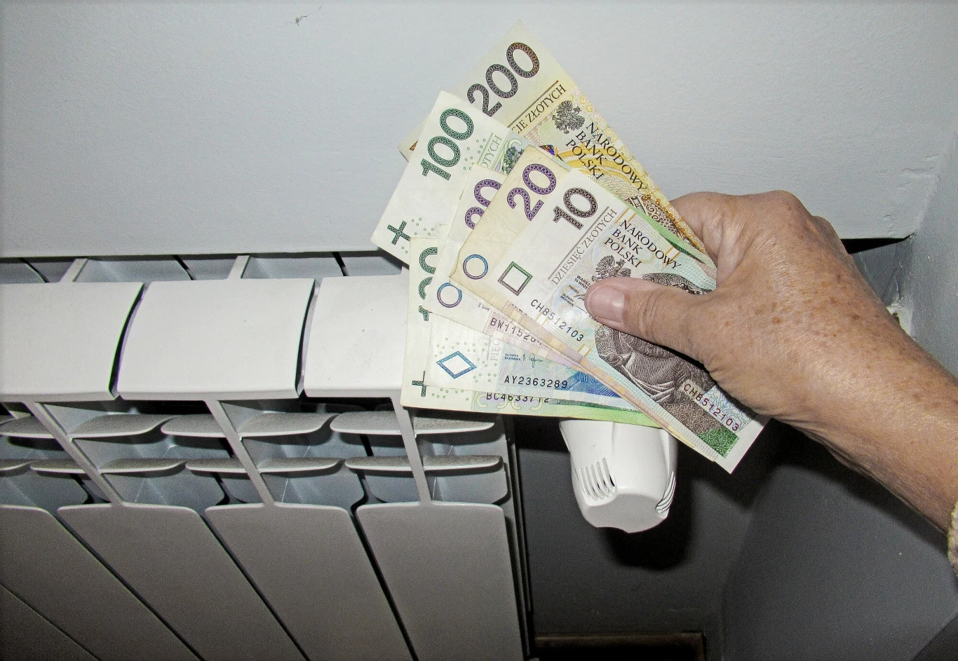 Minister energii Miłosz Motyka: Poniedziałek to ostatni dzień na złożenie wniosku o bon ciepłowniczy Bon ciepłowniczy będzie wypłacany za drugą połowę 2025 r. i za cały rok 2026