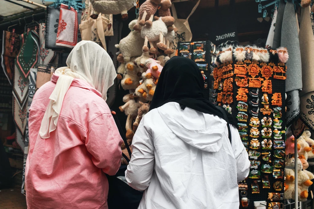 Arabscy turyści mają w tym sezonie ostrożniej wydawać pieniądze.