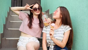 Nie kolczyki, nie słuchawki – ten dziwny dodatek robi furorę wśród Gen Z