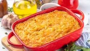 Bije zwykłą zapiekankę na głowę. Czym jest kugel i jak go przygotować? 