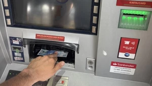 Gotówka jest wydawana przez bankomat na jakiś czas. Jeśli pieniądze nie zostaną odebrane na czas, bankomat zabierze je z powrotem i transakcja nie dobiegnie końca.
