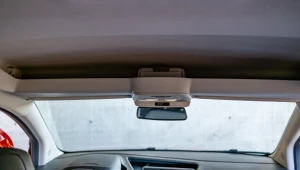 Ukryte schowki w samochodzie.