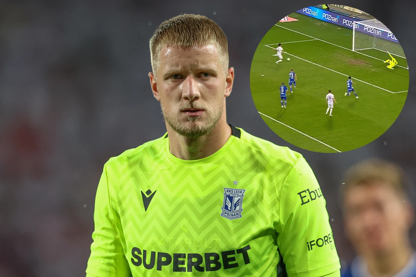 Piłkarz w jasnozielonym stroju bramkarza z herbem Lecha Poznań na piersi, w tle dodany niewielki kadr przedstawiający akcję piłkarską pod bramką podczas meczu, bramkarz rzucający się w kierunku lecącej piłki.