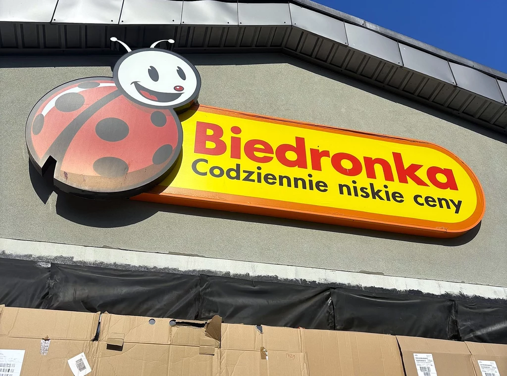 Biedronka rozdaje karty rabatowe. 30 proc. zniżki na zakupy do października.