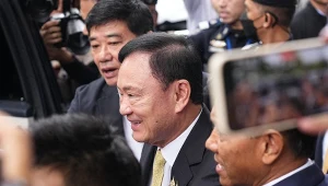 Były premier Tajlandii Thaksin Shinawatra po wyjściu z sądu
