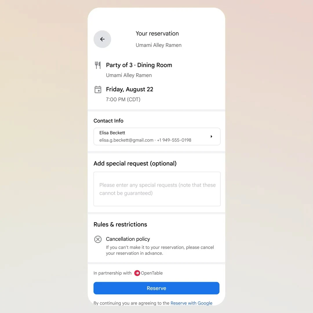 Tryb AI w Google z funkcją agenta. Może przygotować rezerwacje, a użytkownik tylko finalizuje Formularz rezerwacji stolika w restauracji Umami Alley Ramen dla trzech osób, zawierający szczegóły dotyczące daty, godziny, danych kontaktowych oraz możliwość dodania specjalnej prośby i informacje o zasadach anulowania.
