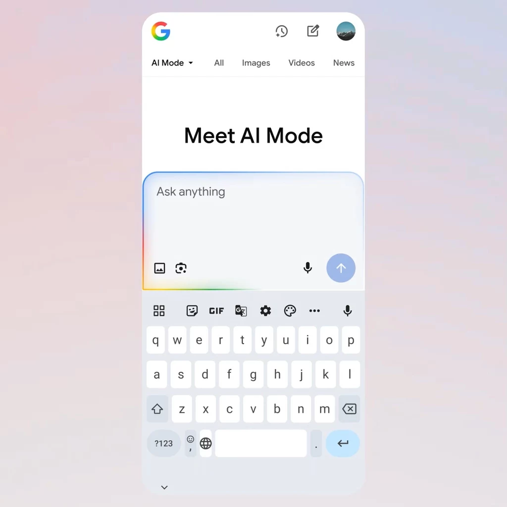 Interfejs mobilnej wyszukiwarki Google z funkcją AI Mode, polem do wpisywania zapytań oraz widocznymi ikonami wyboru kategorii wyszukiwania jak obrazy, filmy i wiadomości, na tle subtelnego gradientu.