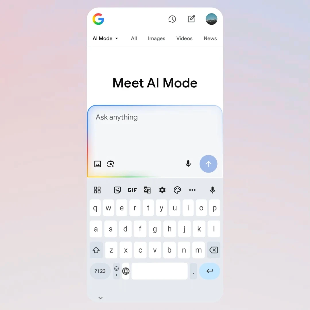 AI Mode w Google obsługuje bardziej złożone zapytania i pozwala prowadzić konwersację na ich temat Interfejs mobilnej wyszukiwarki Google z funkcją AI Mode, polem do wpisywania zapytań oraz widocznymi ikonami wyboru kategorii wyszukiwania jak obrazy, filmy i wiadomości, na tle subtelnego gradientu.